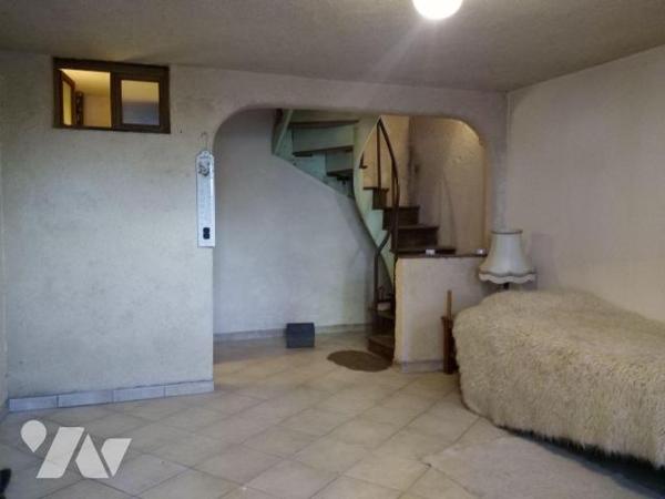 VILLAINES-LA-JUHEL (53) centre, une 1ère maison d?habitation avec salon/séjour (+ poêle à bois)...