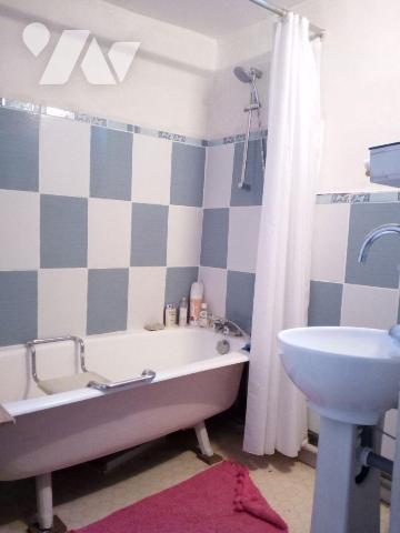 VILLAINES-LA-JUHEL (53) centre, une 1ère maison d?habitation avec salon/séjour (+ poêle à bois)...