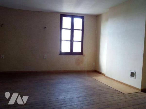 VILLAINES-LA-JUHEL (53) centre, une 1ère maison d?habitation avec salon/séjour (+ poêle à bois)...