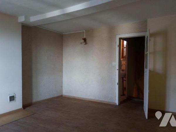 VILLAINES-LA-JUHEL (53) centre, une 1ère maison d?habitation avec salon/séjour (+ poêle à bois)...