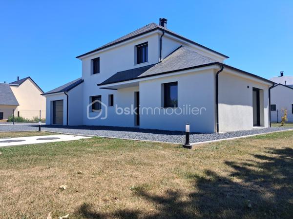Maison neuve de 2024 – Vie de plain-pied – Quartier calme aux portes du Molay-Littry

Découvrez cette magnifique maison neuve, construite en 2024, idéalement située dans un quartier calme, aux portes du Molay-Littry. Offrant des prestations de qualité et des espaces lumineux, elle est parfaitement adaptée à une famille en quête de confort et de modernité.

Dès l'entrée, vous serez séduit par ses volumes généreux et sa fonctionnalité. Le rez-de-chaussée propose une véritable vie de plain-pied avec une belle chambre, une salle d'eau équipée d'une élégante douche à l'italienne, un WC indépendant ainsi qu'une cuisine aménagée et entièrement équipée. Le vaste séjour-salon, baigné de lumière grâce à ses larges ouvertures, est agrémenté d'un poêle à bois, créant une atmosphère chaleureuse et conviviale. Un garage attenant avec porte motorisée complète ce niveau.

À l'étage, un palier dessert trois  chambres ainsi qu'une salle de bains avec WC, offrant un espace nuit parfaitement pensé pour accueillir toute la famille.

Cette maison récente bénéficie des dernières normes de construction, garantissant confort, performance énergétique et sérénité. Une opportunité rare à découvrir sans tarder !

Les atouts :

Maison neuve de 2024
Quartier calme aux portes du Molay-Littry
Portail motorisé
Vie de plain-pied
4 chambres dont une au rez-de-chaussée
Cuisine aménagée et équipée
Grand séjour lumineux avec poêle à bois
Garage attenant motorisé
Prestations modernes et belles finitions avec de beaux volumes 
Jardin clos bien exposé de 1340 M2

il vous suffit de poser vos valises !  Une visite s'impose .Contactez-moi sans tarder  pour organiser une visite ! «Les informations sur les risques auxquels ce bien est exposé sont disponibles sur le site Géorisques :www.georisques.gouv.fr».