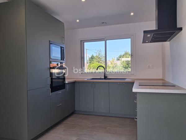 Maison neuve de 2024 – Vie de plain-pied – Quartier calme aux portes du Molay-Littry

Découvrez cette magnifique maison neuve, construite en 2024, idéalement située dans un quartier calme, aux portes du Molay-Littry. Offrant des prestations de qualité et des espaces lumineux, elle est parfaitement adaptée à une famille en quête de confort et de modernité.

Dès l'entrée, vous serez séduit par ses volumes généreux et sa fonctionnalité. Le rez-de-chaussée propose une véritable vie de plain-pied avec une belle chambre, une salle d'eau équipée d'une élégante douche à l'italienne, un WC indépendant ainsi qu'une cuisine aménagée et entièrement équipée. Le vaste séjour-salon, baigné de lumière grâce à ses larges ouvertures, est agrémenté d'un poêle à bois, créant une atmosphère chaleureuse et conviviale. Un garage attenant avec porte motorisée complète ce niveau.

À l'étage, un palier dessert trois  chambres ainsi qu'une salle de bains avec WC, offrant un espace nuit parfaitement pensé pour accueillir toute la famille.

Cette maison récente bénéficie des dernières normes de construction, garantissant confort, performance énergétique et sérénité. Une opportunité rare à découvrir sans tarder !

Les atouts :

Maison neuve de 2024
Quartier calme aux portes du Molay-Littry
Portail motorisé
Vie de plain-pied
4 chambres dont une au rez-de-chaussée
Cuisine aménagée et équipée
Grand séjour lumineux avec poêle à bois
Garage attenant motorisé
Prestations modernes et belles finitions avec de beaux volumes 
Jardin clos bien exposé de 1340 M2

il vous suffit de poser vos valises !  Une visite s'impose .Contactez-moi sans tarder  pour organiser une visite ! «Les informations sur les risques auxquels ce bien est exposé sont disponibles sur le site Géorisques :www.georisques.gouv.fr».