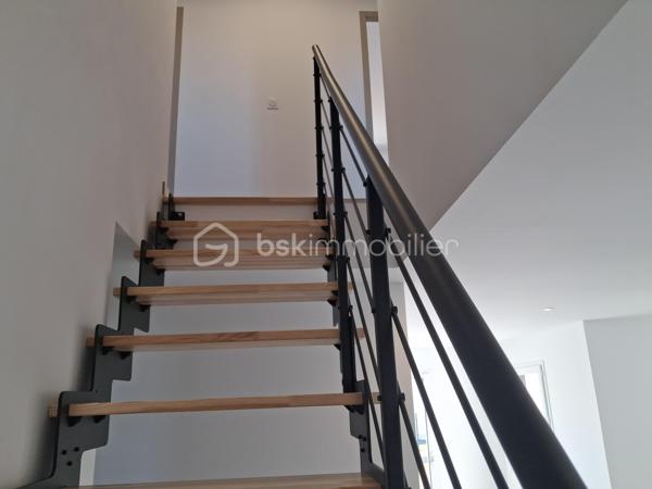 Maison neuve de 2024 – Vie de plain-pied – Quartier calme aux portes du Molay-Littry

Découvrez cette magnifique maison neuve, construite en 2024, idéalement située dans un quartier calme, aux portes du Molay-Littry. Offrant des prestations de qualité et des espaces lumineux, elle est parfaitement adaptée à une famille en quête de confort et de modernité.

Dès l'entrée, vous serez séduit par ses volumes généreux et sa fonctionnalité. Le rez-de-chaussée propose une véritable vie de plain-pied avec une belle chambre, une salle d'eau équipée d'une élégante douche à l'italienne, un WC indépendant ainsi qu'une cuisine aménagée et entièrement équipée. Le vaste séjour-salon, baigné de lumière grâce à ses larges ouvertures, est agrémenté d'un poêle à bois, créant une atmosphère chaleureuse et conviviale. Un garage attenant avec porte motorisée complète ce niveau.

À l'étage, un palier dessert trois  chambres ainsi qu'une salle de bains avec WC, offrant un espace nuit parfaitement pensé pour accueillir toute la famille.

Cette maison récente bénéficie des dernières normes de construction, garantissant confort, performance énergétique et sérénité. Une opportunité rare à découvrir sans tarder !

Les atouts :

Maison neuve de 2024
Quartier calme aux portes du Molay-Littry
Portail motorisé
Vie de plain-pied
4 chambres dont une au rez-de-chaussée
Cuisine aménagée et équipée
Grand séjour lumineux avec poêle à bois
Garage attenant motorisé
Prestations modernes et belles finitions avec de beaux volumes 
Jardin clos bien exposé de 1340 M2

il vous suffit de poser vos valises !  Une visite s'impose .Contactez-moi sans tarder  pour organiser une visite ! «Les informations sur les risques auxquels ce bien est exposé sont disponibles sur le site Géorisques :www.georisques.gouv.fr».