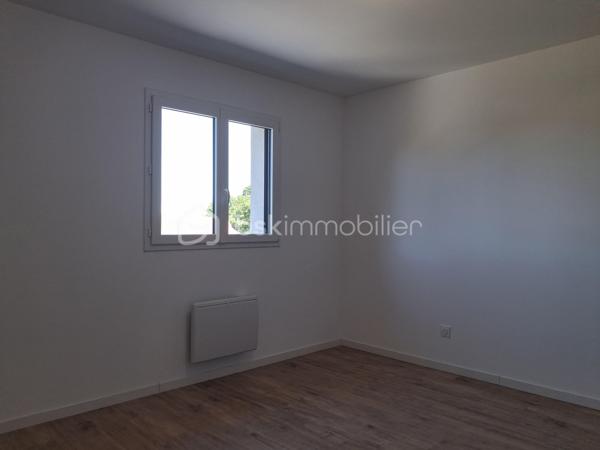 Maison neuve de 2024 – Vie de plain-pied – Quartier calme aux portes du Molay-Littry

Découvrez cette magnifique maison neuve, construite en 2024, idéalement située dans un quartier calme, aux portes du Molay-Littry. Offrant des prestations de qualité et des espaces lumineux, elle est parfaitement adaptée à une famille en quête de confort et de modernité.

Dès l'entrée, vous serez séduit par ses volumes généreux et sa fonctionnalité. Le rez-de-chaussée propose une véritable vie de plain-pied avec une belle chambre, une salle d'eau équipée d'une élégante douche à l'italienne, un WC indépendant ainsi qu'une cuisine aménagée et entièrement équipée. Le vaste séjour-salon, baigné de lumière grâce à ses larges ouvertures, est agrémenté d'un poêle à bois, créant une atmosphère chaleureuse et conviviale. Un garage attenant avec porte motorisée complète ce niveau.

À l'étage, un palier dessert trois  chambres ainsi qu'une salle de bains avec WC, offrant un espace nuit parfaitement pensé pour accueillir toute la famille.

Cette maison récente bénéficie des dernières normes de construction, garantissant confort, performance énergétique et sérénité. Une opportunité rare à découvrir sans tarder !

Les atouts :

Maison neuve de 2024
Quartier calme aux portes du Molay-Littry
Portail motorisé
Vie de plain-pied
4 chambres dont une au rez-de-chaussée
Cuisine aménagée et équipée
Grand séjour lumineux avec poêle à bois
Garage attenant motorisé
Prestations modernes et belles finitions avec de beaux volumes 
Jardin clos bien exposé de 1340 M2

il vous suffit de poser vos valises !  Une visite s'impose .Contactez-moi sans tarder  pour organiser une visite ! «Les informations sur les risques auxquels ce bien est exposé sont disponibles sur le site Géorisques :www.georisques.gouv.fr».