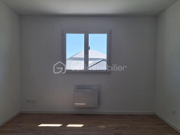 Maison neuve de 2024 – Vie de plain-pied – Quartier calme aux portes du Molay-Littry

Découvrez cette magnifique maison neuve, construite en 2024, idéalement située dans un quartier calme, aux portes du Molay-Littry. Offrant des prestations de qualité et des espaces lumineux, elle est parfaitement adaptée à une famille en quête de confort et de modernité.

Dès l'entrée, vous serez séduit par ses volumes généreux et sa fonctionnalité. Le rez-de-chaussée propose une véritable vie de plain-pied avec une belle chambre, une salle d'eau équipée d'une élégante douche à l'italienne, un WC indépendant ainsi qu'une cuisine aménagée et entièrement équipée. Le vaste séjour-salon, baigné de lumière grâce à ses larges ouvertures, est agrémenté d'un poêle à bois, créant une atmosphère chaleureuse et conviviale. Un garage attenant avec porte motorisée complète ce niveau.

À l'étage, un palier dessert trois  chambres ainsi qu'une salle de bains avec WC, offrant un espace nuit parfaitement pensé pour accueillir toute la famille.

Cette maison récente bénéficie des dernières normes de construction, garantissant confort, performance énergétique et sérénité. Une opportunité rare à découvrir sans tarder !

Les atouts :

Maison neuve de 2024
Quartier calme aux portes du Molay-Littry
Portail motorisé
Vie de plain-pied
4 chambres dont une au rez-de-chaussée
Cuisine aménagée et équipée
Grand séjour lumineux avec poêle à bois
Garage attenant motorisé
Prestations modernes et belles finitions avec de beaux volumes 
Jardin clos bien exposé de 1340 M2

il vous suffit de poser vos valises !  Une visite s'impose .Contactez-moi sans tarder  pour organiser une visite ! «Les informations sur les risques auxquels ce bien est exposé sont disponibles sur le site Géorisques :www.georisques.gouv.fr».