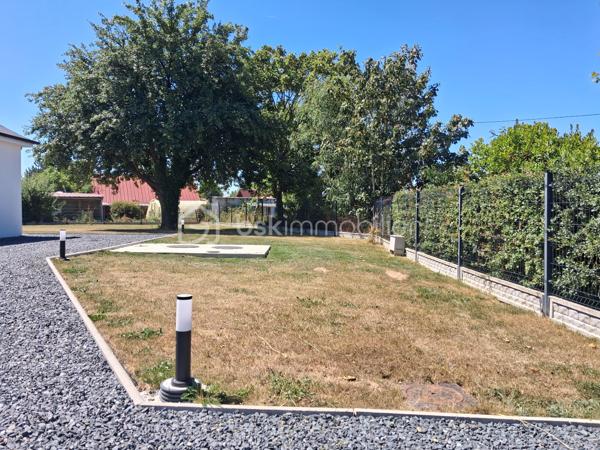 Maison neuve de 2024 – Vie de plain-pied – Quartier calme aux portes du Molay-Littry

Découvrez cette magnifique maison neuve, construite en 2024, idéalement située dans un quartier calme, aux portes du Molay-Littry. Offrant des prestations de qualité et des espaces lumineux, elle est parfaitement adaptée à une famille en quête de confort et de modernité.

Dès l'entrée, vous serez séduit par ses volumes généreux et sa fonctionnalité. Le rez-de-chaussée propose une véritable vie de plain-pied avec une belle chambre, une salle d'eau équipée d'une élégante douche à l'italienne, un WC indépendant ainsi qu'une cuisine aménagée et entièrement équipée. Le vaste séjour-salon, baigné de lumière grâce à ses larges ouvertures, est agrémenté d'un poêle à bois, créant une atmosphère chaleureuse et conviviale. Un garage attenant avec porte motorisée complète ce niveau.

À l'étage, un palier dessert trois  chambres ainsi qu'une salle de bains avec WC, offrant un espace nuit parfaitement pensé pour accueillir toute la famille.

Cette maison récente bénéficie des dernières normes de construction, garantissant confort, performance énergétique et sérénité. Une opportunité rare à découvrir sans tarder !

Les atouts :

Maison neuve de 2024
Quartier calme aux portes du Molay-Littry
Portail motorisé
Vie de plain-pied
4 chambres dont une au rez-de-chaussée
Cuisine aménagée et équipée
Grand séjour lumineux avec poêle à bois
Garage attenant motorisé
Prestations modernes et belles finitions avec de beaux volumes 
Jardin clos bien exposé de 1340 M2

il vous suffit de poser vos valises !  Une visite s'impose .Contactez-moi sans tarder  pour organiser une visite ! «Les informations sur les risques auxquels ce bien est exposé sont disponibles sur le site Géorisques :www.georisques.gouv.fr».