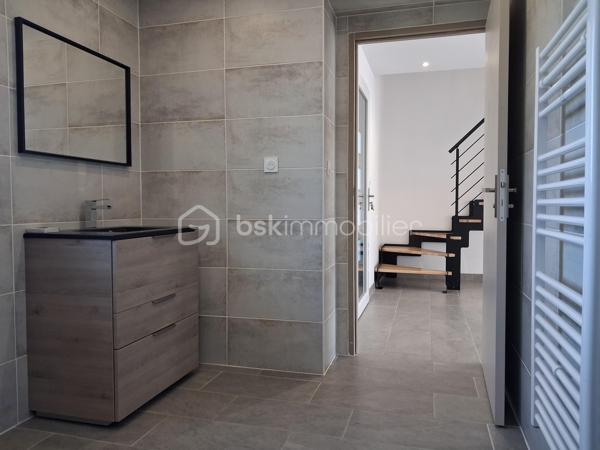 Maison neuve de 2024 – Vie de plain-pied – Quartier calme aux portes du Molay-Littry

Découvrez cette magnifique maison neuve, construite en 2024, idéalement située dans un quartier calme, aux portes du Molay-Littry. Offrant des prestations de qualité et des espaces lumineux, elle est parfaitement adaptée à une famille en quête de confort et de modernité.

Dès l'entrée, vous serez séduit par ses volumes généreux et sa fonctionnalité. Le rez-de-chaussée propose une véritable vie de plain-pied avec une belle chambre, une salle d'eau équipée d'une élégante douche à l'italienne, un WC indépendant ainsi qu'une cuisine aménagée et entièrement équipée. Le vaste séjour-salon, baigné de lumière grâce à ses larges ouvertures, est agrémenté d'un poêle à bois, créant une atmosphère chaleureuse et conviviale. Un garage attenant avec porte motorisée complète ce niveau.

À l'étage, un palier dessert trois  chambres ainsi qu'une salle de bains avec WC, offrant un espace nuit parfaitement pensé pour accueillir toute la famille.

Cette maison récente bénéficie des dernières normes de construction, garantissant confort, performance énergétique et sérénité. Une opportunité rare à découvrir sans tarder !

Les atouts :

Maison neuve de 2024
Quartier calme aux portes du Molay-Littry
Portail motorisé
Vie de plain-pied
4 chambres dont une au rez-de-chaussée
Cuisine aménagée et équipée
Grand séjour lumineux avec poêle à bois
Garage attenant motorisé
Prestations modernes et belles finitions avec de beaux volumes 
Jardin clos bien exposé de 1340 M2

il vous suffit de poser vos valises !  Une visite s'impose .Contactez-moi sans tarder  pour organiser une visite ! «Les informations sur les risques auxquels ce bien est exposé sont disponibles sur le site Géorisques :www.georisques.gouv.fr».