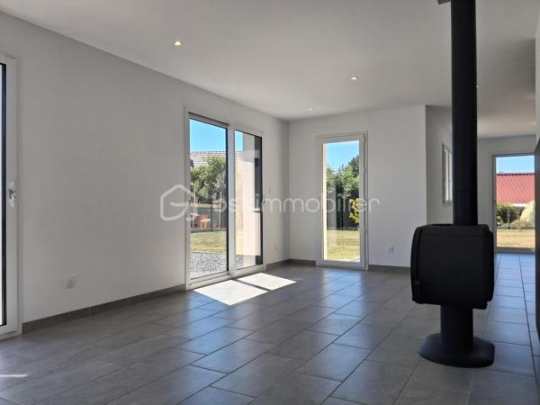 Maison neuve de 2024 – Vie de plain-pied – Quartier calme aux portes du Molay-Littry

Découvrez cette magnifique maison neuve, construite en 2024, idéalement située dans un quartier calme, aux portes du Molay-Littry. Offrant des prestations de qualité et des espaces lumineux, elle est parfaitement adaptée à une famille en quête de confort et de modernité.

Dès l'entrée, vous serez séduit par ses volumes généreux et sa fonctionnalité. Le rez-de-chaussée propose une véritable vie de plain-pied avec une belle chambre, une salle d'eau équipée d'une élégante douche à l'italienne, un WC indépendant ainsi qu'une cuisine aménagée et entièrement équipée. Le vaste séjour-salon, baigné de lumière grâce à ses larges ouvertures, est agrémenté d'un poêle à bois, créant une atmosphère chaleureuse et conviviale. Un garage attenant avec porte motorisée complète ce niveau.

À l'étage, un palier dessert trois  chambres ainsi qu'une salle de bains avec WC, offrant un espace nuit parfaitement pensé pour accueillir toute la famille.

Cette maison récente bénéficie des dernières normes de construction, garantissant confort, performance énergétique et sérénité. Une opportunité rare à découvrir sans tarder !

Les atouts :

Maison neuve de 2024
Quartier calme aux portes du Molay-Littry
Portail motorisé
Vie de plain-pied
4 chambres dont une au rez-de-chaussée
Cuisine aménagée et équipée
Grand séjour lumineux avec poêle à bois
Garage attenant motorisé
Prestations modernes et belles finitions avec de beaux volumes 
Jardin clos bien exposé de 1340 M2

il vous suffit de poser vos valises !  Une visite s'impose .Contactez-moi sans tarder  pour organiser une visite ! «Les informations sur les risques auxquels ce bien est exposé sont disponibles sur le site Géorisques :www.georisques.gouv.fr».