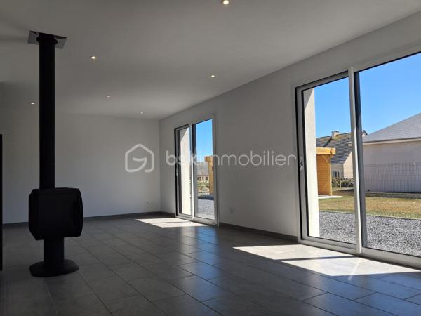 Maison neuve de 2024 – Vie de plain-pied – Quartier calme aux portes du Molay-Littry

Découvrez cette magnifique maison neuve, construite en 2024, idéalement située dans un quartier calme, aux portes du Molay-Littry. Offrant des prestations de qualité et des espaces lumineux, elle est parfaitement adaptée à une famille en quête de confort et de modernité.

Dès l'entrée, vous serez séduit par ses volumes généreux et sa fonctionnalité. Le rez-de-chaussée propose une véritable vie de plain-pied avec une belle chambre, une salle d'eau équipée d'une élégante douche à l'italienne, un WC indépendant ainsi qu'une cuisine aménagée et entièrement équipée. Le vaste séjour-salon, baigné de lumière grâce à ses larges ouvertures, est agrémenté d'un poêle à bois, créant une atmosphère chaleureuse et conviviale. Un garage attenant avec porte motorisée complète ce niveau.

À l'étage, un palier dessert trois  chambres ainsi qu'une salle de bains avec WC, offrant un espace nuit parfaitement pensé pour accueillir toute la famille.

Cette maison récente bénéficie des dernières normes de construction, garantissant confort, performance énergétique et sérénité. Une opportunité rare à découvrir sans tarder !

Les atouts :

Maison neuve de 2024
Quartier calme aux portes du Molay-Littry
Portail motorisé
Vie de plain-pied
4 chambres dont une au rez-de-chaussée
Cuisine aménagée et équipée
Grand séjour lumineux avec poêle à bois
Garage attenant motorisé
Prestations modernes et belles finitions avec de beaux volumes 
Jardin clos bien exposé de 1340 M2

il vous suffit de poser vos valises !  Une visite s'impose .Contactez-moi sans tarder  pour organiser une visite ! «Les informations sur les risques auxquels ce bien est exposé sont disponibles sur le site Géorisques :www.georisques.gouv.fr».