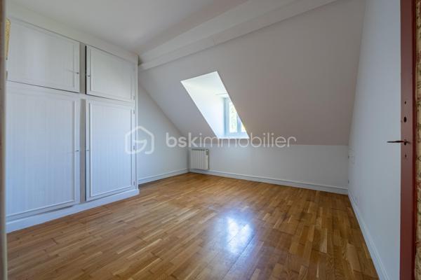 Venez découvrir ce qui pourrait être votre futur chez vous. Situé à proximité immédiate de la piscine municipale, quartier Hôpital / Maillot. L’ensemble des commodités, transports y sont accessibles à pieds. 

Elle est composée d’une vaste entrée avec un couloir desservant : une pièce à vivre de plus de 30m2 très lumineuse composée d’un salon / salle à manger avec cheminée a insert, le tout donnant sur un balcon surplombant le jardin. La belle cuisine équipée saura vous ravir pour y concocter vos meilleurs plats. Une chambre, une salle d’eau et un wc séparé complète le rez-de-chaussée. 

À l’étage : un couloir dessert 3 chambres, une salle de bains et un wc séparé. 

L’ensemble de la maison est équipée d’une pompe à chaleur faisant climatisation et chauffage. 

Au sous-sol : grand espace de 76m2 environ composé d’un espace garage, chaufferie  et atelier. 

Coté jardin : parcelle clos de plus de 570m2, arborée avec terrasse et barbecue en pierre pour de merveilleux moments en famille / amis. 

Les autres + : 
- Chaudière gaz à condensation avec ballon d’eau chaude  de 2026 
- Électricité refaite à neuve / VMC refaite 
- Volets roulants électriques sur l’ensemble de la propriété 
- Portail de la maison et porte de garage automatiques 
- Possibilité de faire le tour de la maison à 360 degrés 

Au delà des mots, le coup de coeur ne se raconte pas, il se vit !