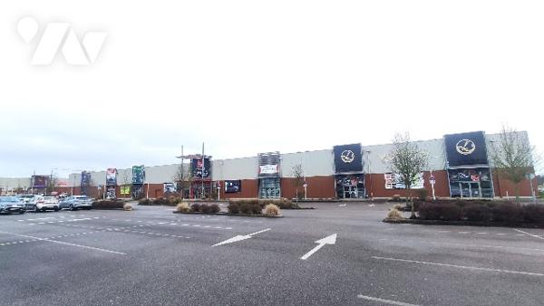 District Sud : Murs commerciaux dans zone d'activité.