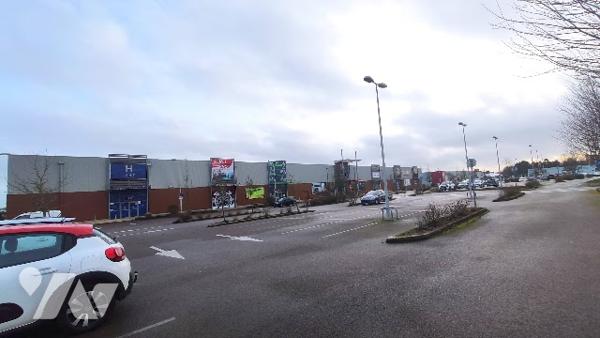 District Sud : Murs commerciaux dans zone d'activité.