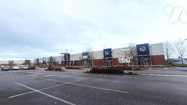 District Sud : Murs commerciaux dans zone d'activité.