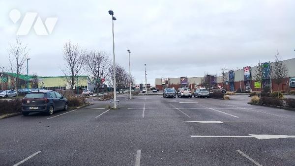District Sud : Murs commerciaux dans zone d'activité.