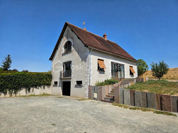 Située au portes de Loches , venez découvrir cette belle construction sur sous sol de la fin des années 80.
Vous y trouverez:
-  au rdc: une grande entrée avec son escalier double accès, une pièce de vie lumineuse avec insert, une cuisine aménagée, une chambre, une salle d'eau, et un WC
- A l'étage : Un pallier en mezzanine desservant une première chambre avec point d'eau, une seconde chambre, une grande pièce grenier de 33 m2 au sol pouvant facilement être aménagée en chambres supplémentaires, salle de jeux, bureau… 
- Sous sol complet d'environ 86m2 avec une partie garage, une buanderie, une chaufferie, une pièce débarrât, et une cave.

Un grand Hangar en tôle en dépendance vient compléter ce bien.
 
Le tout sur un vaste terrain de plus d'un Hectare avec grand parking, parc à chevaux clôturé, et partie boisée.