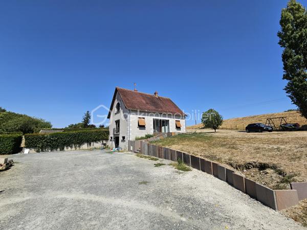 Située au portes de Loches , venez découvrir cette belle construction sur sous sol de la fin des années 80.
Vous y trouverez:
-  au rdc: une grande entrée avec son escalier double accès, une pièce de vie lumineuse avec insert, une cuisine aménagée, une chambre, une salle d'eau, et un WC
- A l'étage : Un pallier en mezzanine desservant une première chambre avec point d'eau, une seconde chambre, une grande pièce grenier de 33 m2 au sol pouvant facilement être aménagée en chambres supplémentaires, salle de jeux, bureau… 
- Sous sol complet d'environ 86m2 avec une partie garage, une buanderie, une chaufferie, une pièce débarrât, et une cave.

Un grand Hangar en tôle en dépendance vient compléter ce bien.
 
Le tout sur un vaste terrain de plus d'un Hectare avec grand parking, parc à chevaux clôturé, et partie boisée.
