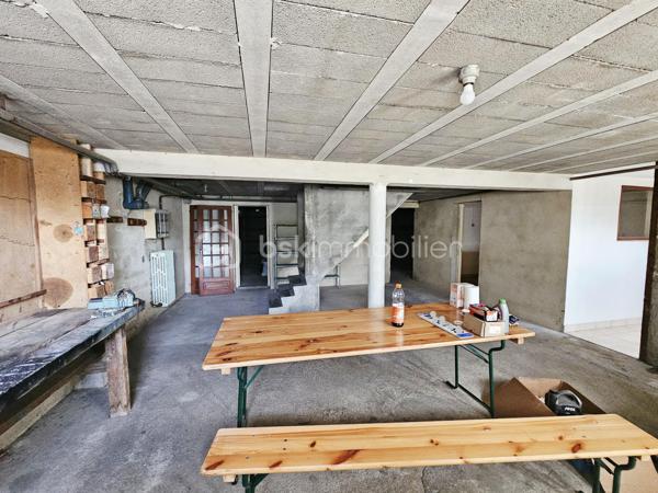 Située au portes de Loches , venez découvrir cette belle construction sur sous sol de la fin des années 80.
Vous y trouverez:
-  au rdc: une grande entrée avec son escalier double accès, une pièce de vie lumineuse avec insert, une cuisine aménagée, une chambre, une salle d'eau, et un WC
- A l'étage : Un pallier en mezzanine desservant une première chambre avec point d'eau, une seconde chambre, une grande pièce grenier de 33 m2 au sol pouvant facilement être aménagée en chambres supplémentaires, salle de jeux, bureau… 
- Sous sol complet d'environ 86m2 avec une partie garage, une buanderie, une chaufferie, une pièce débarrât, et une cave.

Un grand Hangar en tôle en dépendance vient compléter ce bien.
 
Le tout sur un vaste terrain de plus d'un Hectare avec grand parking, parc à chevaux clôturé, et partie boisée.