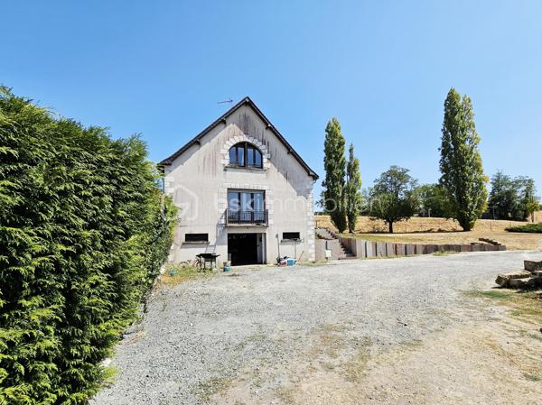 Située au portes de Loches , venez découvrir cette belle construction sur sous sol de la fin des années 80.
Vous y trouverez:
-  au rdc: une grande entrée avec son escalier double accès, une pièce de vie lumineuse avec insert, une cuisine aménagée, une chambre, une salle d'eau, et un WC
- A l'étage : Un pallier en mezzanine desservant une première chambre avec point d'eau, une seconde chambre, une grande pièce grenier de 33 m2 au sol pouvant facilement être aménagée en chambres supplémentaires, salle de jeux, bureau… 
- Sous sol complet d'environ 86m2 avec une partie garage, une buanderie, une chaufferie, une pièce débarrât, et une cave.

Un grand Hangar en tôle en dépendance vient compléter ce bien.
 
Le tout sur un vaste terrain de plus d'un Hectare avec grand parking, parc à chevaux clôturé, et partie boisée.
