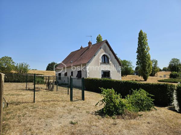 Située au portes de Loches , venez découvrir cette belle construction sur sous sol de la fin des années 80.
Vous y trouverez:
-  au rdc: une grande entrée avec son escalier double accès, une pièce de vie lumineuse avec insert, une cuisine aménagée, une chambre, une salle d'eau, et un WC
- A l'étage : Un pallier en mezzanine desservant une première chambre avec point d'eau, une seconde chambre, une grande pièce grenier de 33 m2 au sol pouvant facilement être aménagée en chambres supplémentaires, salle de jeux, bureau… 
- Sous sol complet d'environ 86m2 avec une partie garage, une buanderie, une chaufferie, une pièce débarrât, et une cave.

Un grand Hangar en tôle en dépendance vient compléter ce bien.
 
Le tout sur un vaste terrain de plus d'un Hectare avec grand parking, parc à chevaux clôturé, et partie boisée.