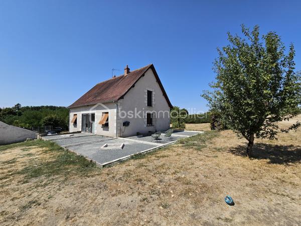 Située au portes de Loches , venez découvrir cette belle construction sur sous sol de la fin des années 80.
Vous y trouverez:
-  au rdc: une grande entrée avec son escalier double accès, une pièce de vie lumineuse avec insert, une cuisine aménagée, une chambre, une salle d'eau, et un WC
- A l'étage : Un pallier en mezzanine desservant une première chambre avec point d'eau, une seconde chambre, une grande pièce grenier de 33 m2 au sol pouvant facilement être aménagée en chambres supplémentaires, salle de jeux, bureau… 
- Sous sol complet d'environ 86m2 avec une partie garage, une buanderie, une chaufferie, une pièce débarrât, et une cave.

Un grand Hangar en tôle en dépendance vient compléter ce bien.
 
Le tout sur un vaste terrain de plus d'un Hectare avec grand parking, parc à chevaux clôturé, et partie boisée.