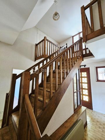Située au portes de Loches , venez découvrir cette belle construction sur sous sol de la fin des années 80.
Vous y trouverez:
-  au rdc: une grande entrée avec son escalier double accès, une pièce de vie lumineuse avec insert, une cuisine aménagée, une chambre, une salle d'eau, et un WC
- A l'étage : Un pallier en mezzanine desservant une première chambre avec point d'eau, une seconde chambre, une grande pièce grenier de 33 m2 au sol pouvant facilement être aménagée en chambres supplémentaires, salle de jeux, bureau… 
- Sous sol complet d'environ 86m2 avec une partie garage, une buanderie, une chaufferie, une pièce débarrât, et une cave.

Un grand Hangar en tôle en dépendance vient compléter ce bien.
 
Le tout sur un vaste terrain de plus d'un Hectare avec grand parking, parc à chevaux clôturé, et partie boisée.