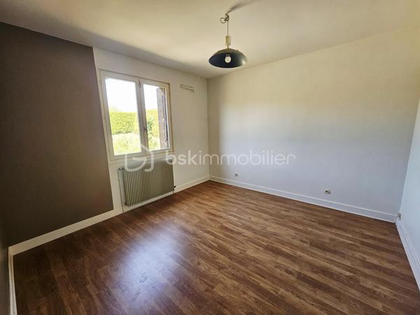 Située au portes de Loches , venez découvrir cette belle construction sur sous sol de la fin des années 80.
Vous y trouverez:
-  au rdc: une grande entrée avec son escalier double accès, une pièce de vie lumineuse avec insert, une cuisine aménagée, une chambre, une salle d'eau, et un WC
- A l'étage : Un pallier en mezzanine desservant une première chambre avec point d'eau, une seconde chambre, une grande pièce grenier de 33 m2 au sol pouvant facilement être aménagée en chambres supplémentaires, salle de jeux, bureau… 
- Sous sol complet d'environ 86m2 avec une partie garage, une buanderie, une chaufferie, une pièce débarrât, et une cave.

Un grand Hangar en tôle en dépendance vient compléter ce bien.
 
Le tout sur un vaste terrain de plus d'un Hectare avec grand parking, parc à chevaux clôturé, et partie boisée.