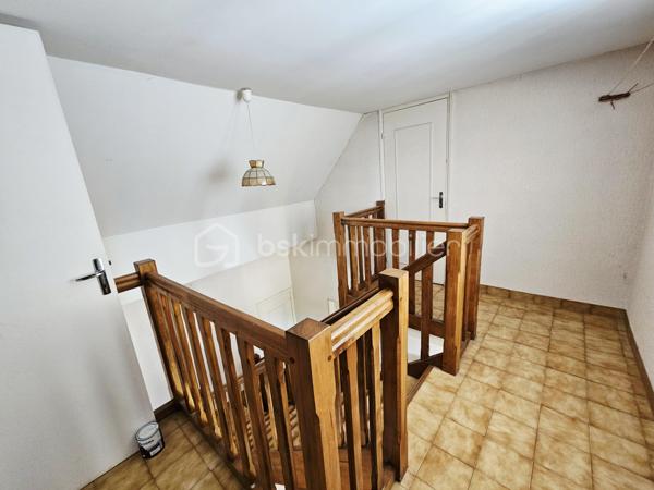 Située au portes de Loches , venez découvrir cette belle construction sur sous sol de la fin des années 80.
Vous y trouverez:
-  au rdc: une grande entrée avec son escalier double accès, une pièce de vie lumineuse avec insert, une cuisine aménagée, une chambre, une salle d'eau, et un WC
- A l'étage : Un pallier en mezzanine desservant une première chambre avec point d'eau, une seconde chambre, une grande pièce grenier de 33 m2 au sol pouvant facilement être aménagée en chambres supplémentaires, salle de jeux, bureau… 
- Sous sol complet d'environ 86m2 avec une partie garage, une buanderie, une chaufferie, une pièce débarrât, et une cave.

Un grand Hangar en tôle en dépendance vient compléter ce bien.
 
Le tout sur un vaste terrain de plus d'un Hectare avec grand parking, parc à chevaux clôturé, et partie boisée.
