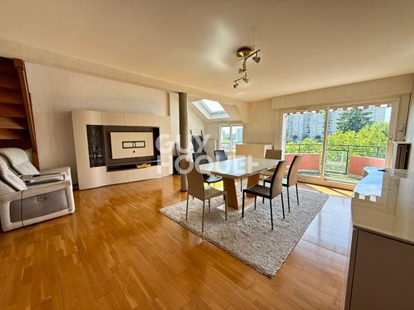 Duplex lumineux avec 4 chambres en dernier étage avec ascenseur