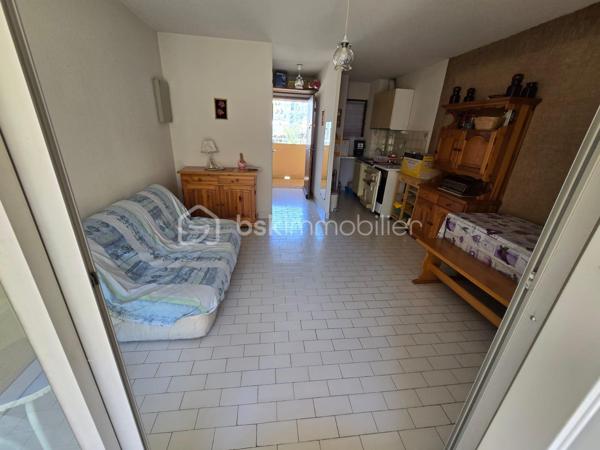 Situé sur le secteur prisé du côté Ouest de Carnon-Plage, au sein d('une petite copropriété, découvrez ce studio cabine d'environ 29m2 (24.91m2 carrez).
Idéal pour un pied-à-terre en bord de mer ou pour un projet d'investissement locatif.
Il se compose d'une pièce de vie avec cuisine équipée ouverte, un espace cabine fermé avec fenêtre, une loggia avec vue sur les bateaux
Emplacement privilégié sur une promenade piétonne au bord de l'eau, garantissant tranquillité et cadre de vie agréable