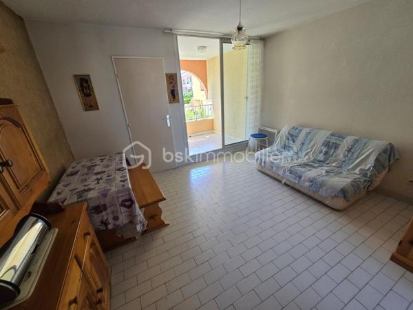 Situé sur le secteur prisé du côté Ouest de Carnon-Plage, au sein d('une petite copropriété, découvrez ce studio cabine d'environ 29m2 (24.91m2 carrez).
Idéal pour un pied-à-terre en bord de mer ou pour un projet d'investissement locatif.
Il se compose d'une pièce de vie avec cuisine équipée ouverte, un espace cabine fermé avec fenêtre, une loggia avec vue sur les bateaux
Emplacement privilégié sur une promenade piétonne au bord de l'eau, garantissant tranquillité et cadre de vie agréable
