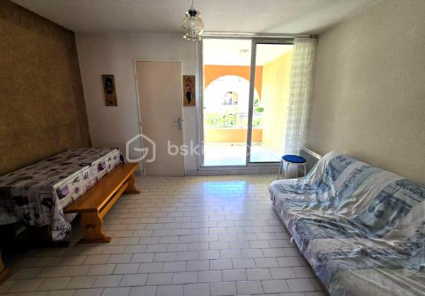 Situé sur le secteur prisé du côté Ouest de Carnon-Plage, au sein d('une petite copropriété, découvrez ce studio cabine d'environ 29m2 (24.91m2 carrez).
Idéal pour un pied-à-terre en bord de mer ou pour un projet d'investissement locatif.
Il se compose d'une pièce de vie avec cuisine équipée ouverte, un espace cabine fermé avec fenêtre, une loggia avec vue sur les bateaux
Emplacement privilégié sur une promenade piétonne au bord de l'eau, garantissant tranquillité et cadre de vie agréable