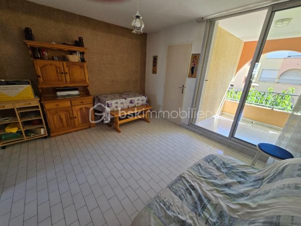 Situé sur le secteur prisé du côté Ouest de Carnon-Plage, au sein d('une petite copropriété, découvrez ce studio cabine d'environ 29m2 (24.91m2 carrez).
Idéal pour un pied-à-terre en bord de mer ou pour un projet d'investissement locatif.
Il se compose d'une pièce de vie avec cuisine équipée ouverte, un espace cabine fermé avec fenêtre, une loggia avec vue sur les bateaux
Emplacement privilégié sur une promenade piétonne au bord de l'eau, garantissant tranquillité et cadre de vie agréable