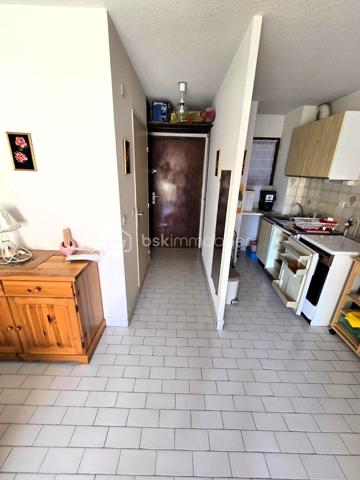Situé sur le secteur prisé du côté Ouest de Carnon-Plage, au sein d('une petite copropriété, découvrez ce studio cabine d'environ 29m2 (24.91m2 carrez).
Idéal pour un pied-à-terre en bord de mer ou pour un projet d'investissement locatif.
Il se compose d'une pièce de vie avec cuisine équipée ouverte, un espace cabine fermé avec fenêtre, une loggia avec vue sur les bateaux
Emplacement privilégié sur une promenade piétonne au bord de l'eau, garantissant tranquillité et cadre de vie agréable