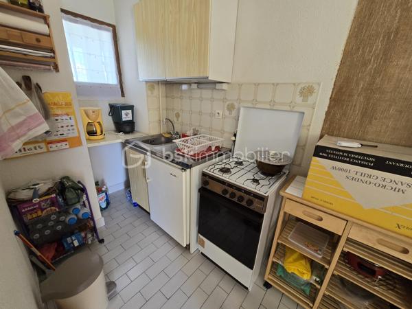 Situé sur le secteur prisé du côté Ouest de Carnon-Plage, au sein d('une petite copropriété, découvrez ce studio cabine d'environ 29m2 (24.91m2 carrez).
Idéal pour un pied-à-terre en bord de mer ou pour un projet d'investissement locatif.
Il se compose d'une pièce de vie avec cuisine équipée ouverte, un espace cabine fermé avec fenêtre, une loggia avec vue sur les bateaux
Emplacement privilégié sur une promenade piétonne au bord de l'eau, garantissant tranquillité et cadre de vie agréable