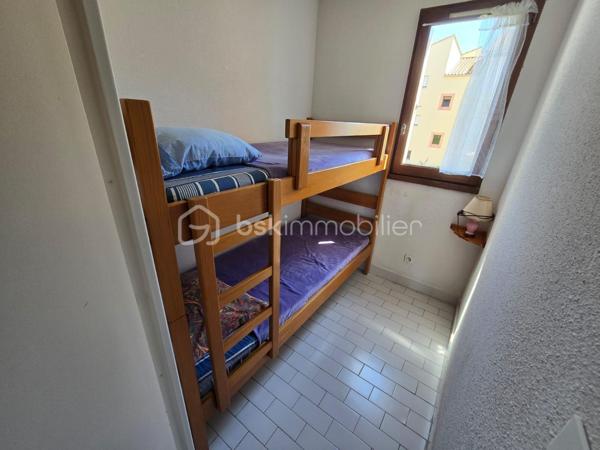 Situé sur le secteur prisé du côté Ouest de Carnon-Plage, au sein d('une petite copropriété, découvrez ce studio cabine d'environ 29m2 (24.91m2 carrez).
Idéal pour un pied-à-terre en bord de mer ou pour un projet d'investissement locatif.
Il se compose d'une pièce de vie avec cuisine équipée ouverte, un espace cabine fermé avec fenêtre, une loggia avec vue sur les bateaux
Emplacement privilégié sur une promenade piétonne au bord de l'eau, garantissant tranquillité et cadre de vie agréable