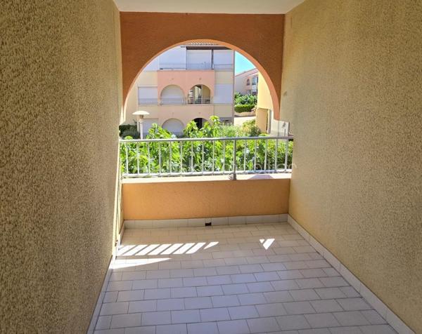 Situé sur le secteur prisé du côté Ouest de Carnon-Plage, au sein d('une petite copropriété, découvrez ce studio cabine d'environ 29m2 (24.91m2 carrez).
Idéal pour un pied-à-terre en bord de mer ou pour un projet d'investissement locatif.
Il se compose d'une pièce de vie avec cuisine équipée ouverte, un espace cabine fermé avec fenêtre, une loggia avec vue sur les bateaux
Emplacement privilégié sur une promenade piétonne au bord de l'eau, garantissant tranquillité et cadre de vie agréable