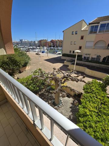 Situé sur le secteur prisé du côté Ouest de Carnon-Plage, au sein d('une petite copropriété, découvrez ce studio cabine d'environ 29m2 (24.91m2 carrez).
Idéal pour un pied-à-terre en bord de mer ou pour un projet d'investissement locatif.
Il se compose d'une pièce de vie avec cuisine équipée ouverte, un espace cabine fermé avec fenêtre, une loggia avec vue sur les bateaux
Emplacement privilégié sur une promenade piétonne au bord de l'eau, garantissant tranquillité et cadre de vie agréable