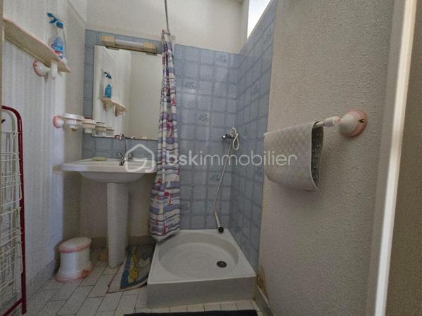 Situé sur le secteur prisé du côté Ouest de Carnon-Plage, au sein d('une petite copropriété, découvrez ce studio cabine d'environ 29m2 (24.91m2 carrez).
Idéal pour un pied-à-terre en bord de mer ou pour un projet d'investissement locatif.
Il se compose d'une pièce de vie avec cuisine équipée ouverte, un espace cabine fermé avec fenêtre, une loggia avec vue sur les bateaux
Emplacement privilégié sur une promenade piétonne au bord de l'eau, garantissant tranquillité et cadre de vie agréable