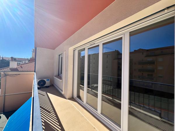 HYERES Centre-ville - Appartement T2 - Balcon - Ascenseur - Rénové entièrement