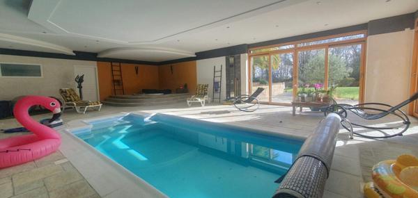 Propriété contemporaine d'exception avec piscine et spa d'intérieur