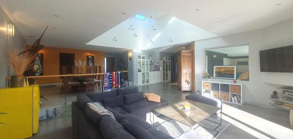 Propriété contemporaine d'exception avec piscine et spa d'intérieur