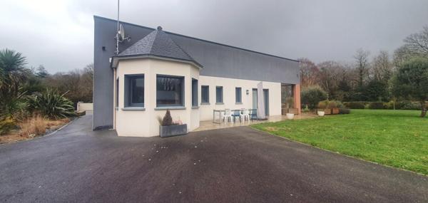 Propriété contemporaine d'exception avec piscine et spa d'intérieur