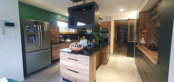 Propriété contemporaine d'exception avec piscine et spa d'intérieur