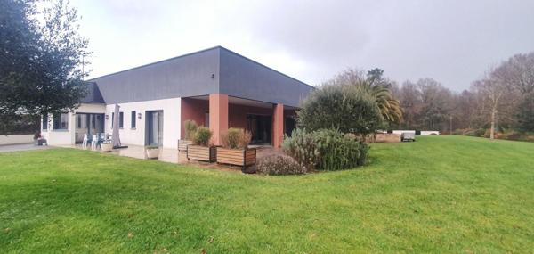 Propriété contemporaine d'exception avec piscine et spa d'intérieur