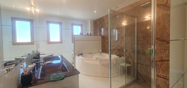 Propriété contemporaine d'exception avec piscine et spa d'intérieur