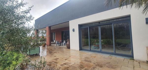 Propriété contemporaine d'exception avec piscine et spa d'intérieur