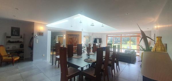 Propriété contemporaine d'exception avec piscine et spa d'intérieur