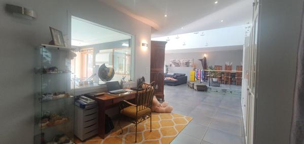 Propriété contemporaine d'exception avec piscine et spa d'intérieur