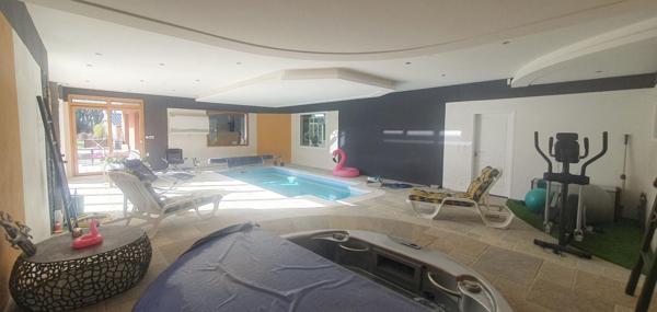 Propriété contemporaine d'exception avec piscine et spa d'intérieur