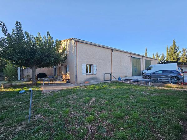 Belle maison 4 faces sur environ 2500m2 de terrain et garage de 300m2.